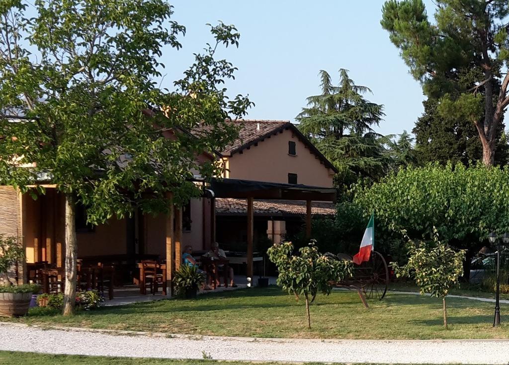 לינה וארוחת בוקר צ'זנה Agriturismo Perugini מראה חיצוני תמונה