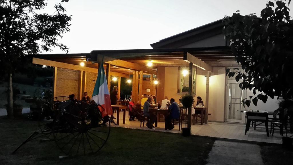 לינה וארוחת בוקר צ'זנה Agriturismo Perugini מראה חיצוני תמונה