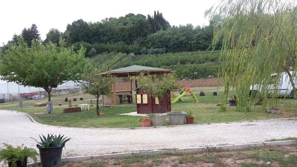 לינה וארוחת בוקר צ'זנה Agriturismo Perugini מראה חיצוני תמונה