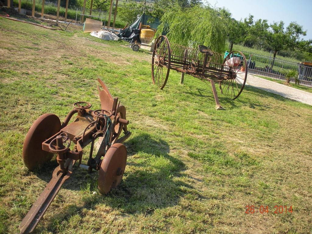 לינה וארוחת בוקר צ'זנה Agriturismo Perugini מראה חיצוני תמונה